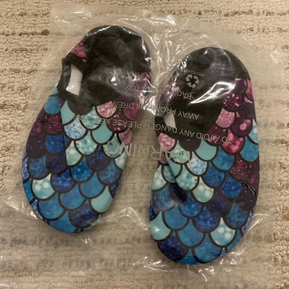 Swim shoes - size little kids 11-11.5/28-29